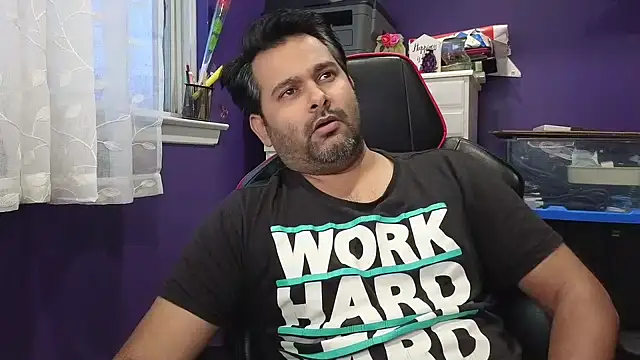 Snapshot of Sakhtlaundaz chatting on 12.29.24 Sakhtlaundaz online show from 12.29.24