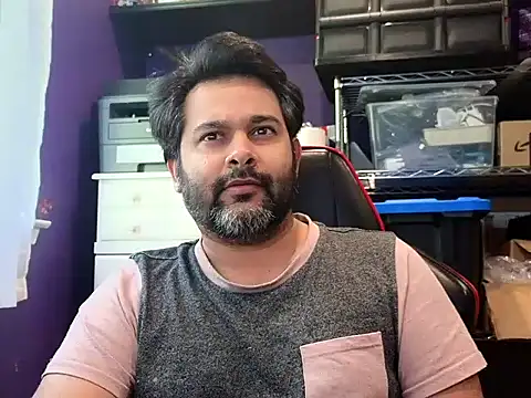 Snapshot of Sakhtlaundaz chatting on 10.10.25 Sakhtlaundaz online show from 10.10.25