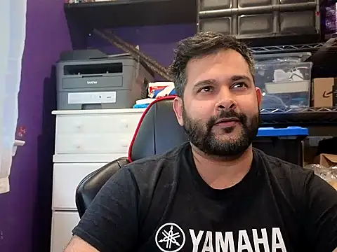 Snapshot of Sakhtlaundaz chatting on 10.19.25 Sakhtlaundaz online show from 10.19.25