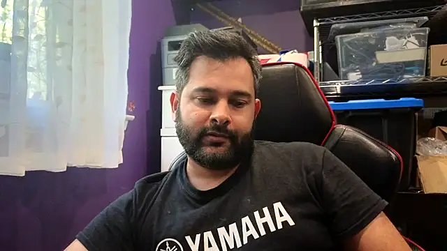 Snapshot of Sakhtlaundaz chatting on 10.21.25 Sakhtlaundaz online show from 10.21.25