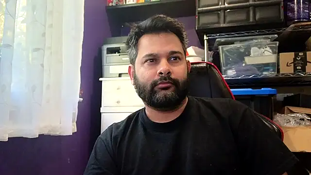 Snapshot of Sakhtlaundaz chatting on 10.28.25 Sakhtlaundaz online show from 10.28.25