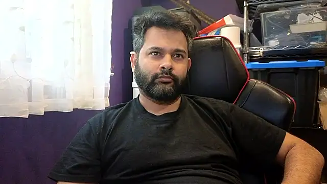 Snapshot of Sakhtlaundaz chatting on 10.29.25 Sakhtlaundaz online show from 10.29.25