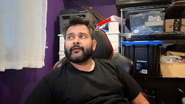 Snapshot of Sakhtlaundaz chatting on 10.30.25 Sakhtlaundaz online show from 10.30.25