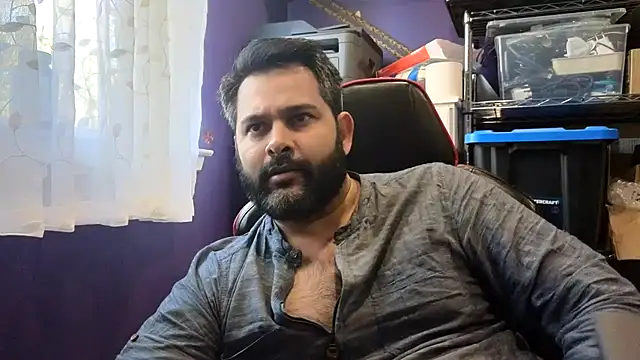 Snapshot of Sakhtlaundaz chatting on 11.04.25 Sakhtlaundaz online show from 11.04.25