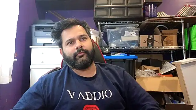 Snapshot of Sakhtlaundaz chatting on 11.25.25 Sakhtlaundaz online show from 11.25.25