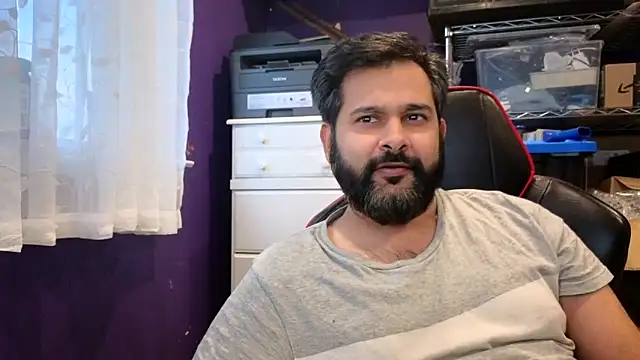 Snapshot of Sakhtlaundaz chatting on 11.28.25 Sakhtlaundaz online show from 11.28.25