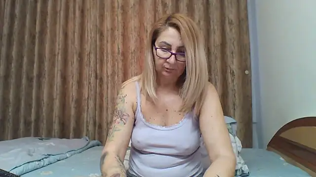 Snapshot of PussyEvely chatting on 02.11.25 PussyEvely online show from 02.11.25