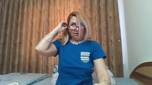 Snapshot of PussyEvely chatting on 02.12.25 PussyEvely online show from 02.12.25