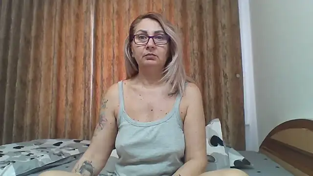 Snapshot of PussyEvely chatting on 03.14.25 PussyEvely online show from 03.14.25