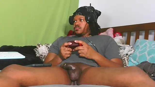 Snapshot of Carolinayoungin chatting on 11.17.25 Carolinayoungin online show from 11.17.25