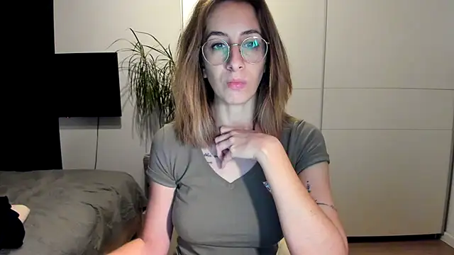 Snapshot of DesireMore90 chatting on 12.18.24 DesireMore90 online show from 12.18.24