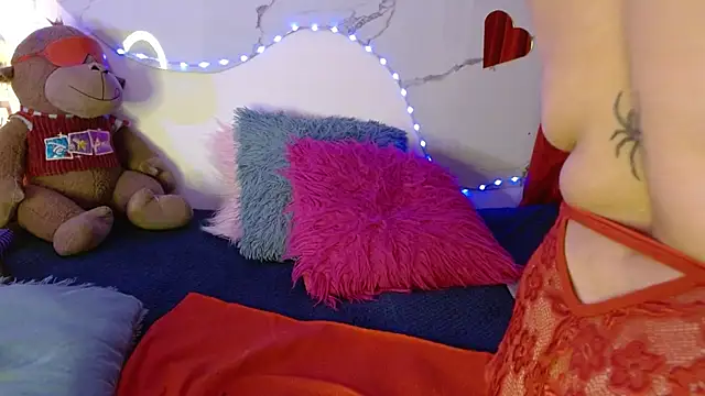 Snapshot of juanitared chatting on 10.17.25 juanitared online show from 10.17.25