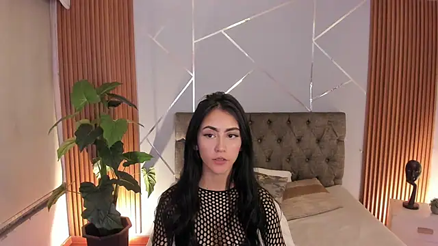 Coralinnee  online show from 04.25.26