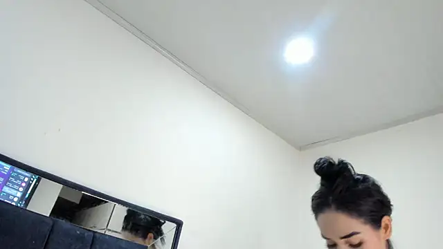 Snapshot of AntonelaNeri chatting on 10.29.25 AntonelaNeri online show from 10.29.25