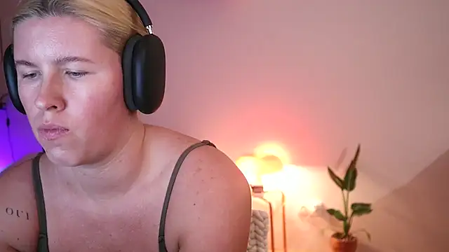 moonamii online show from 12.04.24