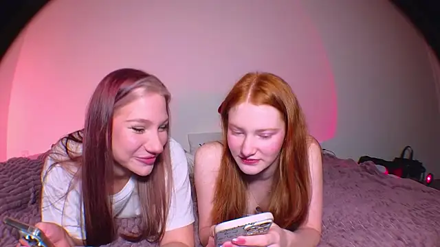 Snapshot of MiaKeler chatting on 12.14.24 MiaKeler online show from 12.14.24