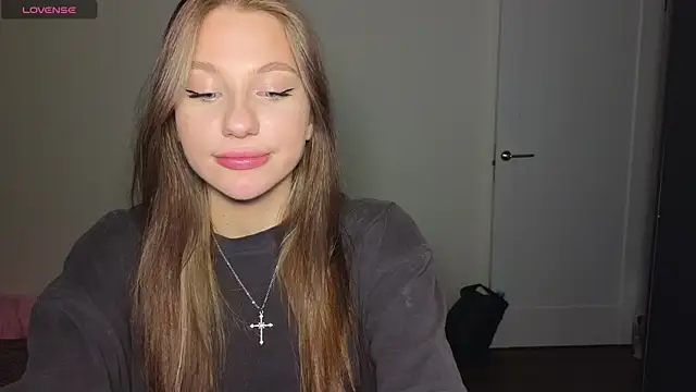 Snapshot of MiaKeler chatting on 02.05.25 MiaKeler online show from 02.05.25