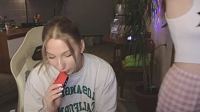 Snapshot of MiaKeler chatting on 03.06.25 MiaKeler online show from 03.06.25