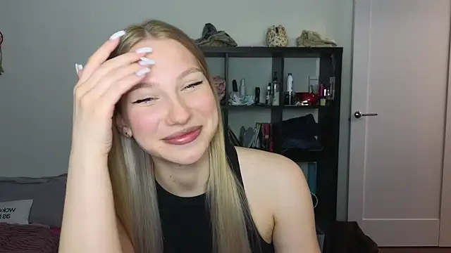 Snapshot of MiaKeler chatting on 03.17.25 MiaKeler online show from 03.17.25