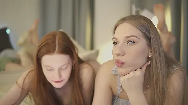 Snapshot of MiaKeler chatting on 03.18.25 MiaKeler online show from 03.18.25