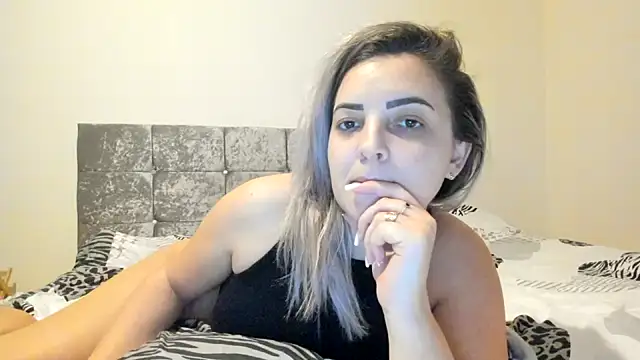 Snapshot of leilahot14 chatting on 01.15.25 leilahot14 online show from 01.15.25