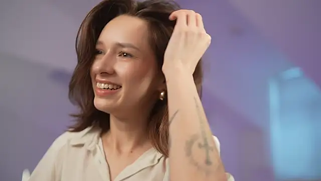 VivianLy  online show from 01.09.25