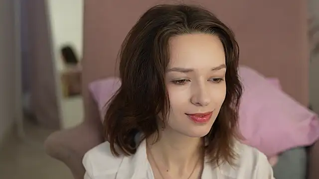 VivianLy  online show from 01.19.25