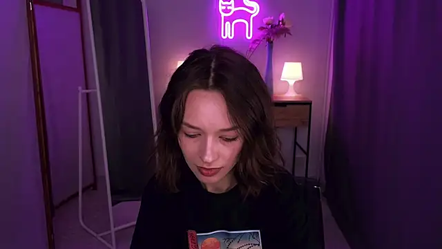 VivianLy  online show from 02.14.25