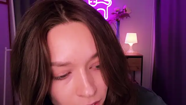 VivianLy  online show from 02.16.25