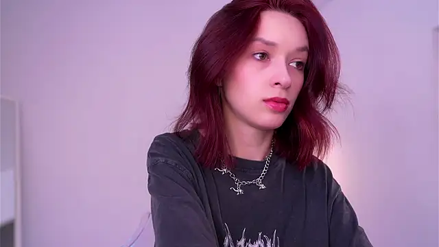 VivianLy  online show from 03.18.25