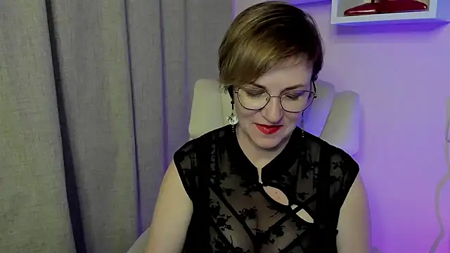 Snapshot of feliziaDesire chatting on 06.25.26 feliziaDesire online show from 06.25.26