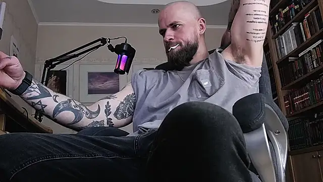 Snapshot of FindomJason chatting on 04.01.26 FindomJason online show from 04.01.26