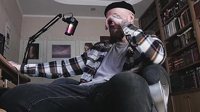 Snapshot of FindomJason chatting on 04.11.26 FindomJason online show from 04.11.26