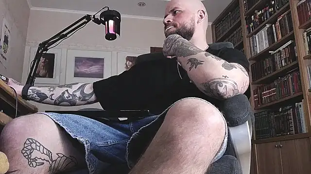 Snapshot of FindomJason chatting on 04.13.26 FindomJason online show from 04.13.26