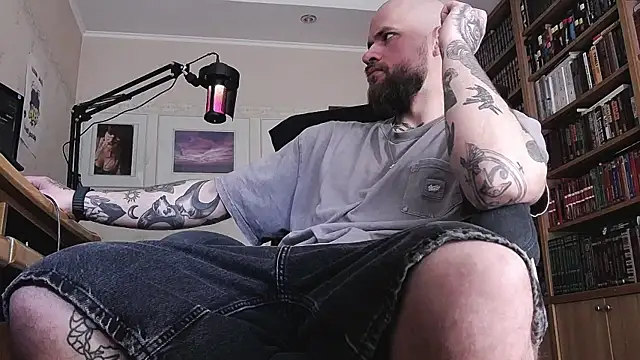 Snapshot of FindomJason chatting on 04.14.26 FindomJason online show from 04.14.26