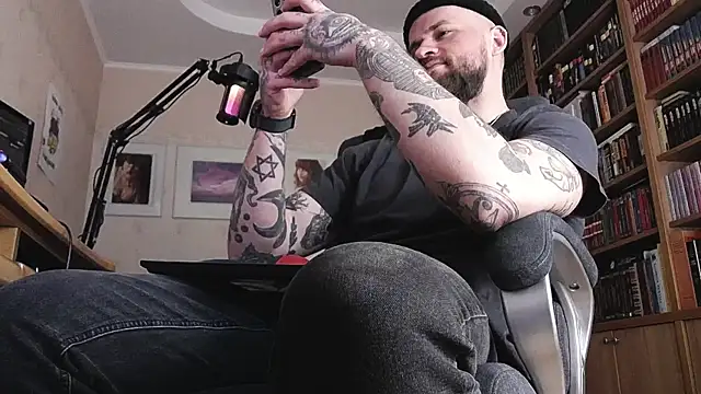 Snapshot of FindomJason chatting on 04.16.26 FindomJason online show from 04.16.26