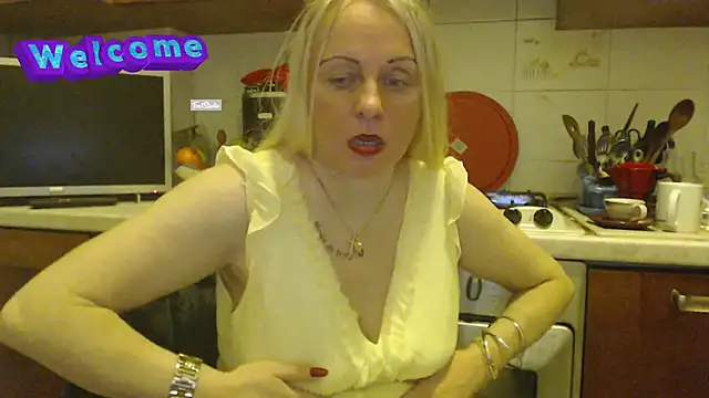 Snapshot of martachatte chatting on 02.26.25 martachatte online show from 02.26.25
