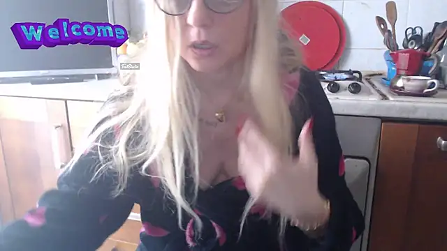 Snapshot of martachatte chatting on 02.27.25 martachatte online show from 02.27.25