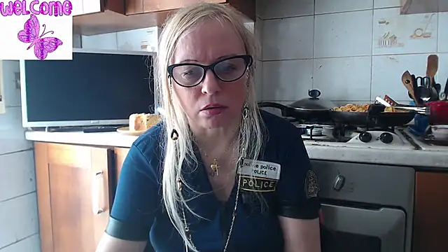 Snapshot of martachatte chatting on 03.10.25 martachatte online show from 03.10.25