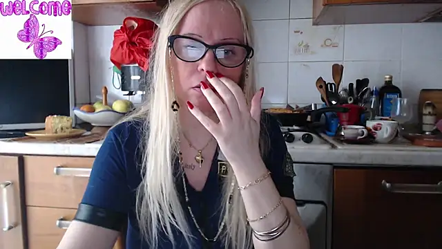 Snapshot of martachatte chatting on 03.10.25 martachatte online show from 03.10.25
