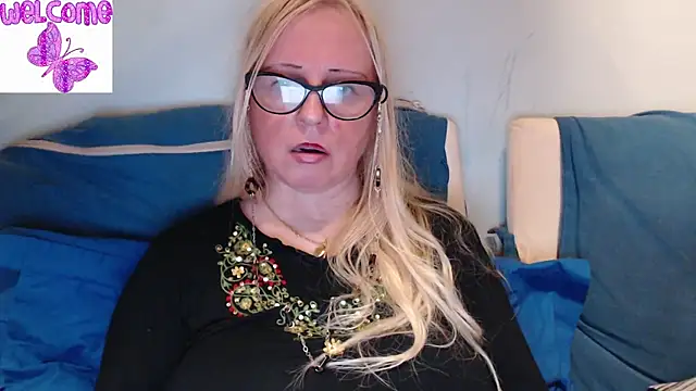 Snapshot of martachatte chatting on 03.11.25 martachatte online show from 03.11.25