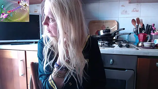 Snapshot of martachatte chatting on 09.16.25 martachatte online show from 09.16.25