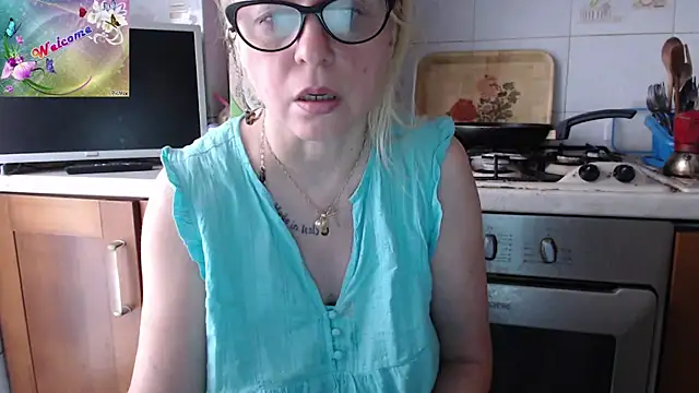 Snapshot of martachatte chatting on 09.21.25 martachatte online show from 09.21.25