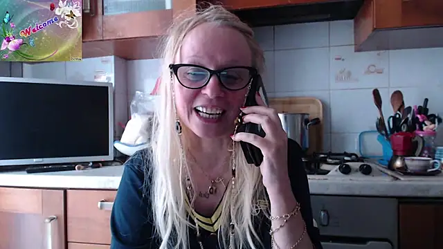 Snapshot of martachatte chatting on 09.22.25 martachatte online show from 09.22.25