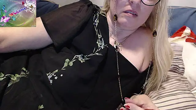 Snapshot of martachatte chatting on 09.25.25 martachatte online show from 09.25.25
