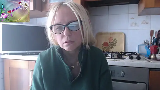 Snapshot of martachatte chatting on 09.27.25 martachatte online show from 09.27.25