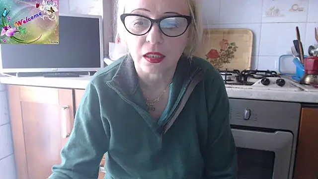Snapshot of martachatte chatting on 09.28.25 martachatte online show from 09.28.25
