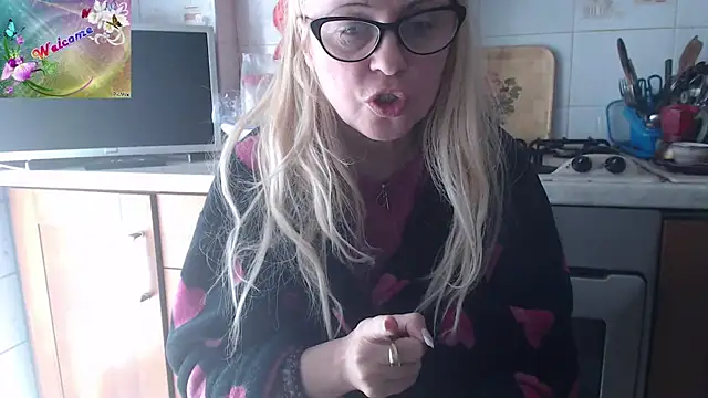 Snapshot of martachatte chatting on 10.04.25 martachatte online show from 10.04.25