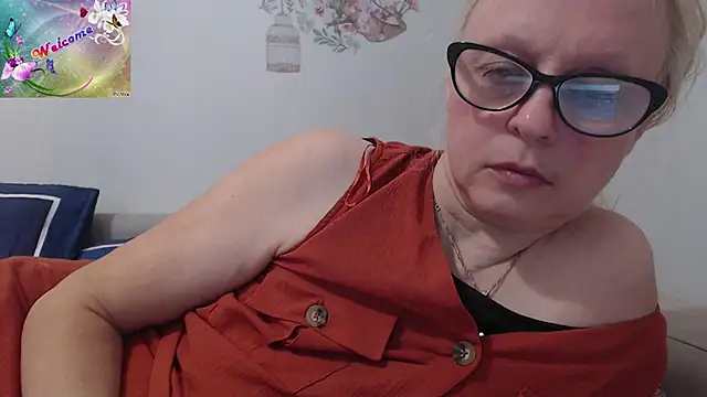 Snapshot of martachatte chatting on 10.17.25 martachatte online show from 10.17.25