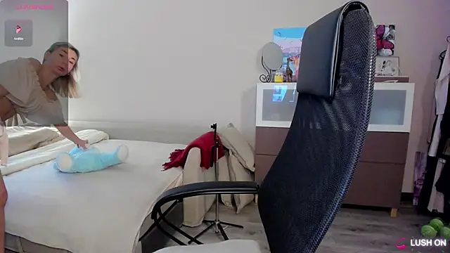 Snapshot of DannaEvan chatting on 12.15.25 DannaEvan online show from 12.15.25